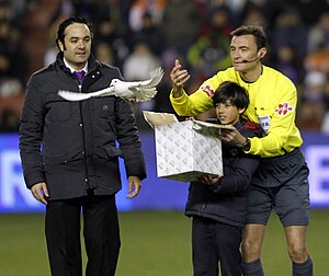 Miguel Delibes' tribute before the match betwe...