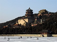 Il Palazzo d'Estate a Pechino, con il lago Kunming utilizzato come pista da pattinaggio; oggi il complesso fa parte di un parco, uno dei più belli della capitale cinese