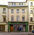 Wohnhaus mit Ladeneinbau, in geschlossener Bebauung