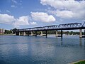 Une vue complète de l'Iron Cove Bridge, qui traverse la baie Iron Cove sur la rivière Parramatta.