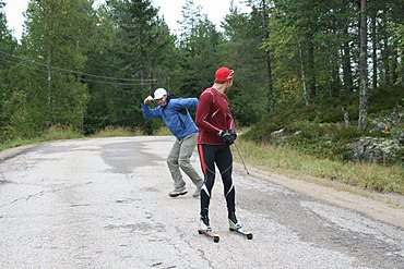 Jason Sklenar (hinten) trainiert Marcel Laponder