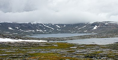 Jiegnajávrásj är den bortre sjön. Vy från Nordkalottleden