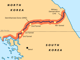 Ligne de démarcation entre les deux Corées est indiquée par un trait noir épais avec, de part et d'autre en rose, la zone démilitarisée (DMZ).