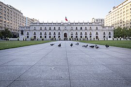 Palacio de La Moneda custodiado por fuerzas policiales, la tarde del viernes 18 de octubre de 2019.