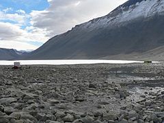 Lacul de baraj natural Vanda , format pe fluviul Onyx