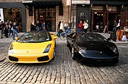 Une Lamborghini Gallardo Spyder (en jaune) et une Murciélago (en noire).