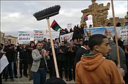 سكان شحات رفعوا يوم 2 فبراير 2014 لافتات تدعو إلى إزاحة المؤتمر الوطني العام (أرشيف كومنز)