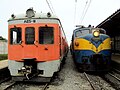 タルカワノ・アレナル駅に停車しているAES形電車（2扉車・AES-8）とE-30形電気機関車（2013年）