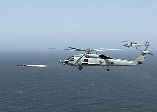 En Sikorsky MH-60R Seahawk avfyrar en AGM-114 Hellfire.