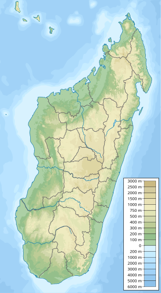 Mapa konturowa Madagaskaru, blisko górnej krawiędzi po prawej znajduje się punkt z opisem „miejsce bitwy”