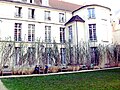 Le Marais (quartier parisien) Jardin Francs-Bourgeois-Rosiers entouré d'un rideau de bambous. l'Hôtel de Coulanges côté jardin