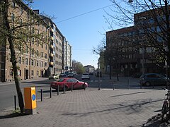 Nordenskiöldinkatu de Mannerheimintie vers l'Ouest. À droite, le siège de Kela.