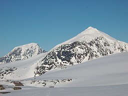 Oksskolten till vänster och Okstinden till höger sett från glaciärkanten.