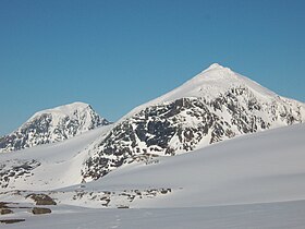 Vue de l'Oksskolten à gauche et de l'Okstinden à droite, depuis l'Okstindbreen.