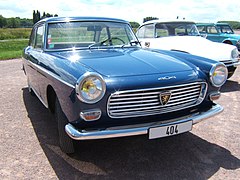 Une superbe 404 Coupé bleu nuit au Caen Rétro Festival le 6 juillet 2009.