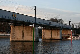 Le pont ferroviaire de Conflans-Sainte-Honorine sur la Seine.