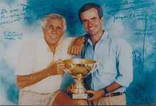 ז'אק מאיול (משמאל) עם חברו פרנק מסגואה המעניק לו גביע עבור זכייתו בשיא עולם בצלילה חופשית עם סנפירים (62 מ' בשנת 1989).