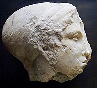 Mujer con cecrífalo, mármol pentélico, ca. 400 a. C. Museo del Louvre.