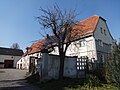 Wohnstallhaus, Seitengebäude (mit Kumthalle) und Scheune eines Dreiseithofes sowie Torpfeiler