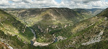 Vue du cirque de Pougnadoires et du village de Saint-Chély-du-Tarn, dans les gorges du Tarn. (définition réelle 6 609 × 2 977)