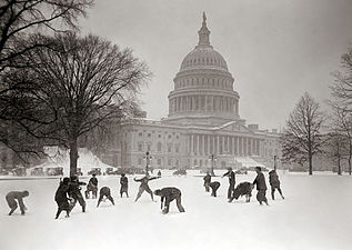 Bataille de boules de neige devant le Sénat américain en 1925.