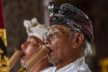 Un joueur de suling, interprétant une musique pour gambuh, à Bali. (définition réelle 4 288 × 2 848)