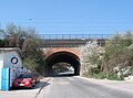 Sliačska ulica smerujúca od Račianskej popod železničný viadukt povedľa Briežkov na Ahoj