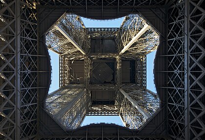 Podhled na střední část pařížské Eiffelovy věže, jejíž konstruktér Gustave Eiffel zemřel před 100 lety