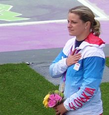 Zuzana Štefečeková palkintojenjaossa Lontoon olympialaisissa vuonna 2012.