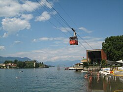 La cabine du téléphérique près de la station de la vallée (île Bella en arrière-plan à gauche) en juin 2009.