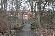 Außenansicht des Ringwalls mit Brücke über den davor liegenden Wassergraben