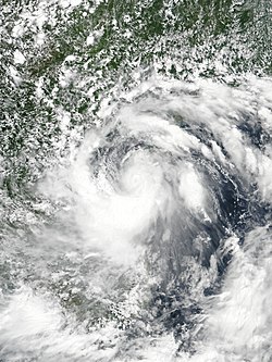 即将登陆越南的强烈热带风暴塔拉斯，登陆前发展出云卷风眼