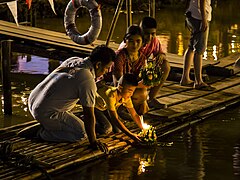 Тайцы устанавливают свои кратонги при свечах в реке Пинг ночью во время Лой Кратонг 2015-10 (22715933524) .jpg