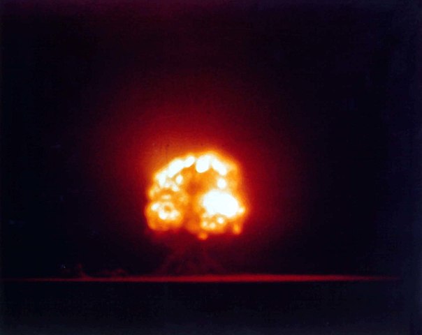 604px-Trinity_explosion_%28color%29.jpg