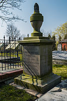 Graf van Marten Douwes Teenstra op de begraafplaats in Ulrum. Aan drie kanten zijn stichtelijke grafschriften aangebracht.