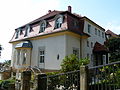 Villa mit Terrasse, Stützmauer und Einfriedung