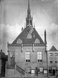 Het raadhuis in 1913, voor de restauratie, met 19e-eeuwse schuiframen