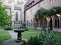 Innenhof mit historischem Brunnen