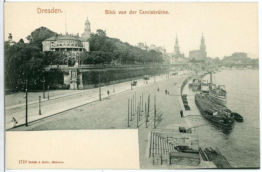 Terrassenufer in Höhe des ehemaligen (Gondel)Hafens. Zustand vor 1901 und ab 1895 (in dem Jahr wurde das Moritzmonument an seinem heutigen Platz aufgestellt (im Jahr 2000 durch eine Kopie ersetzt).