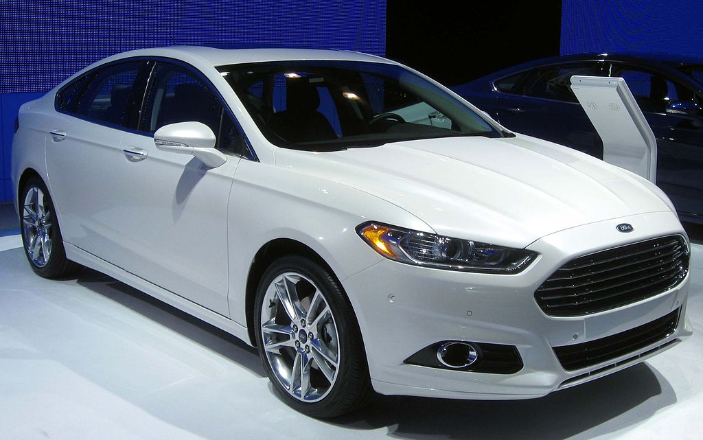 1024px-2013_Ford_Fusion_Titanium_--_2012_NYIAS.JPG