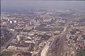 Vordergrund: Bahnhof Stadlau; Hintergrund: Abzweigung Marchegger von Laaer Ostbahn mit Station E.-Karl-Straße (Ansicht von 1993)