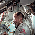 Walter Cunningham ombord på Apollo 7