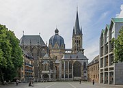 Der Aachener Dom diente bis 1531 als Krönungsstätte für 31 deutsche Herrscher. Der dortige Königsthron (rechts) wurde in den 790er-Jahren für Karl den Großen errichtet.