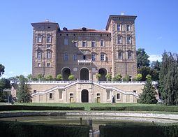 Aglièn linna - Castello Ducale Entinen Savoijin kuningashuoneen kesäpalatsi. Sarjan kuvauspaikka