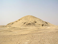 Die verwoeste piramide van Amenemhet I by Lisjt.