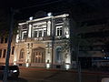 Façade fu Théâtre de l'Atenao en nocturne.