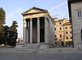 Temple de Rome et Auguste à Pula