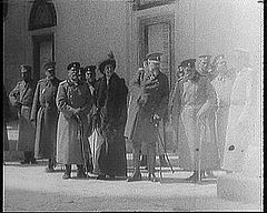 Кадър от пристигането на цар Фердинанд и царица Елеонора на гара Караагач на 30 март 1913 г.