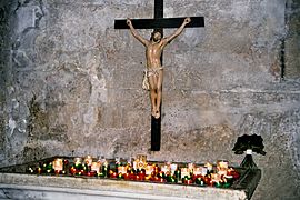Crucifix dans l'église Saint-Vincent.