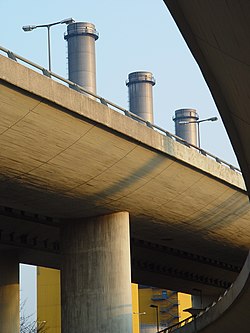 Das ehemalige Autobahnkreuz Wilmersdorf von unten (im Hintergrund das Kraftwerk Berlin-Wilmersdorf)